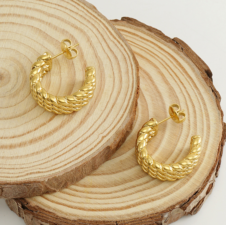 1 Pair Retro C Shape Solid Color Twist Plating Stainless Steel 18k Gold Plated Ear Studs display picture 1
