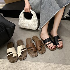 足の指のスリッパの女性の靴は2024年の春夏の新型の韓国版の復古して簡単にスカートを配合してローマのサンダルを踏んでいます。