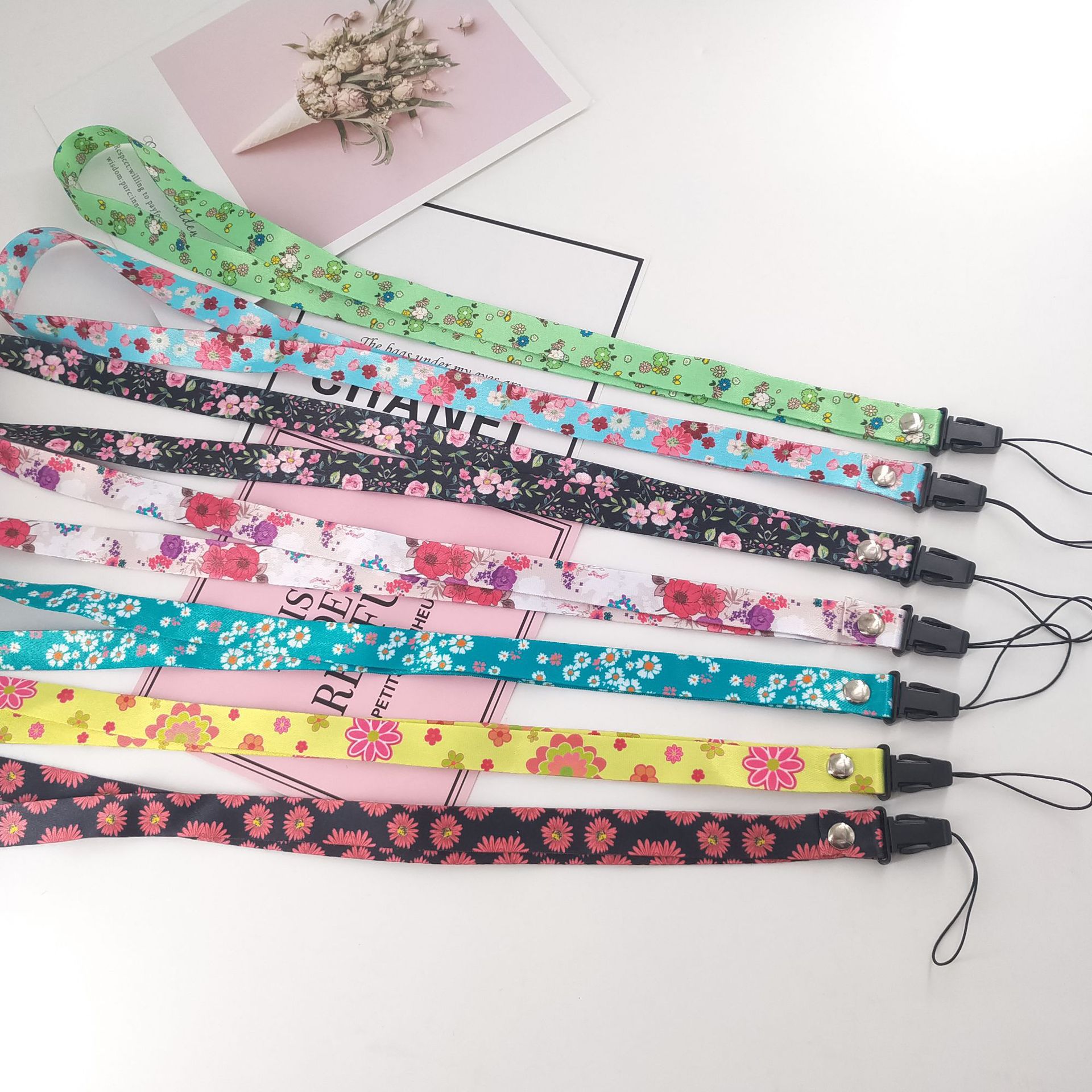 Cordón de teléfono móvil de dibujos animados Cordón de serie resistente a la caída Cordón de dibujos animados lindo cordón creativo floral requiere al por mayor