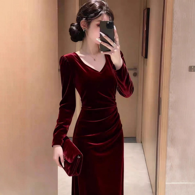 2025 New Accessible Luxury V Neck Burgundy Velvet Dress for Women in Autumn and Winter, Slim Waist and Slim Long Skirt for Small People