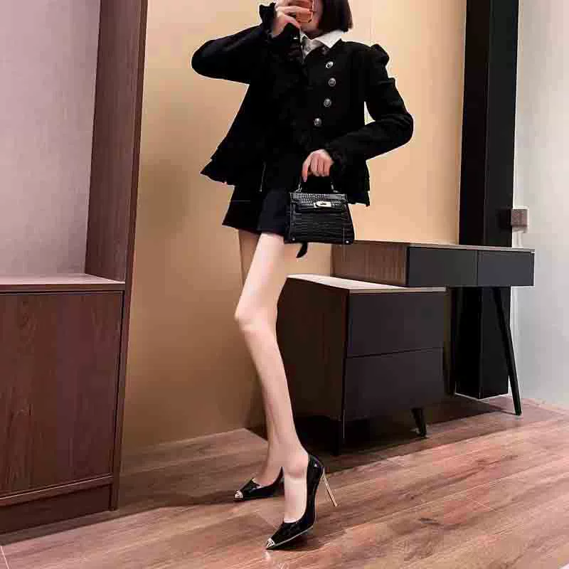 Французские черные туфли на высоком каблуке женщины 2023 новый продвинутый дизайн чувство нишевый металлический остроконечный сексуальный каблук