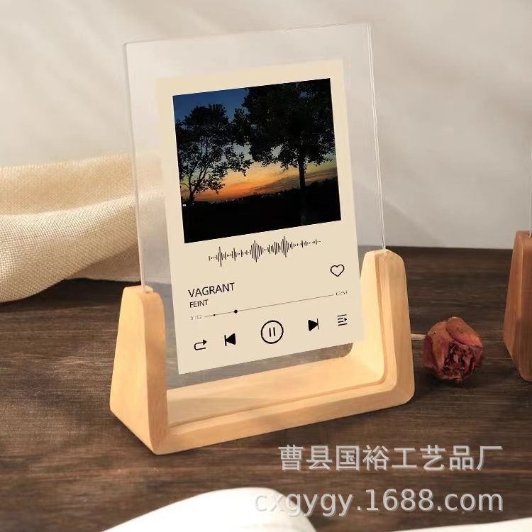 現代の胡桃木u型フォトフレームオフィスデスクトップのケヤキu型フォトフレームに家の写真を飾って木のフォトフレームを飾る|undefined