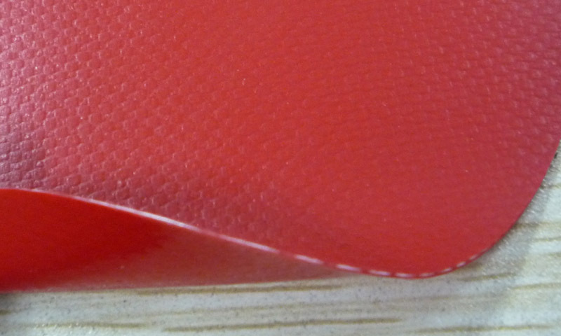 一面亮面一面雾面0.55mm红色PVC涂层夹网布、充气玩具面料