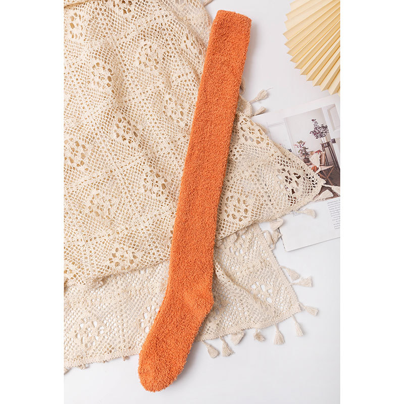 Medias de mujer sobre la rodilla calcetines altos cálido otoño e invierno Nuevos calcetines de terciopelo de coral de color sólido para mujer engrosados calcetines de dormir en casa
