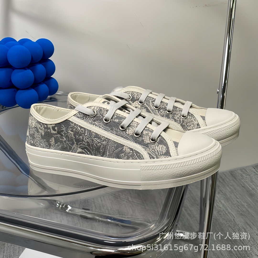 Zapatillas de lona retro con bordado de la marca D, novedad 2026, zapatillas casuales de moda, versátiles, para parejas, con suela gruesa, blancas.