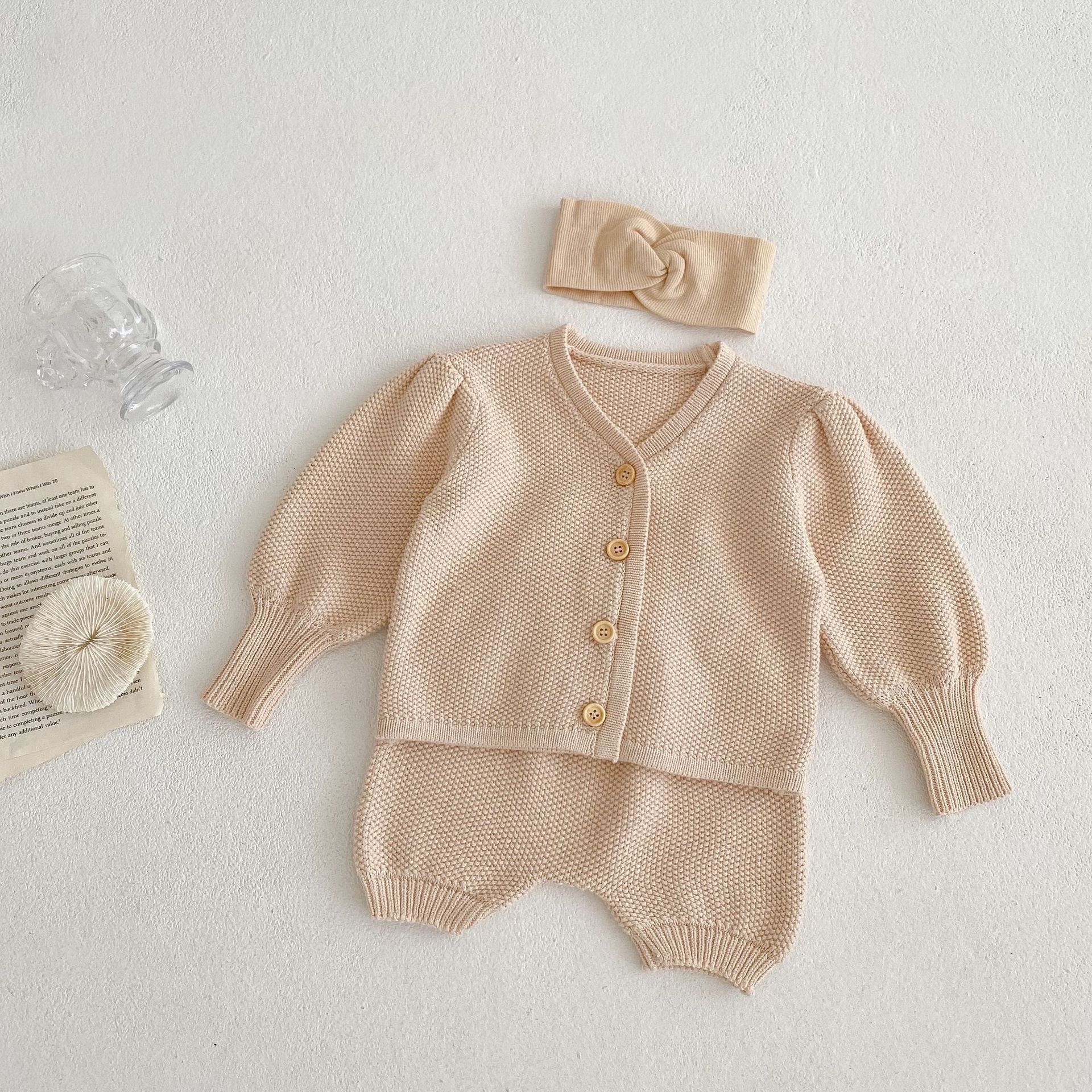 2024 Tavaszi Baba Férfi és Női Kötött V-nyakú Buborékos Ujjú Kabát Lámpás Rövidnadrág Két Részes Szett_voghion.com