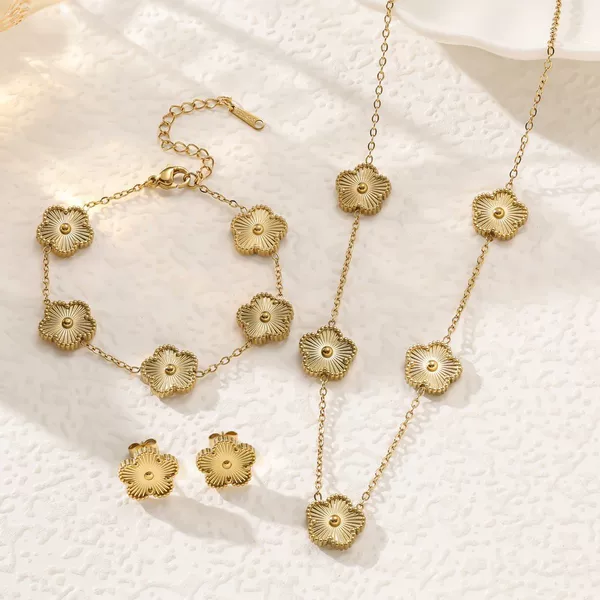13mm Titanium Steel Non-Fading Lucky Five-Leaf Flower Necklace, Bracelet, and Earring Set for Women, Cross-Border Popular Floral Jewelry