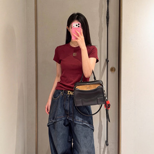 ����ܛŴ�C荶̿� T ��Ů�����@����ɫ���A�ٴ����С����