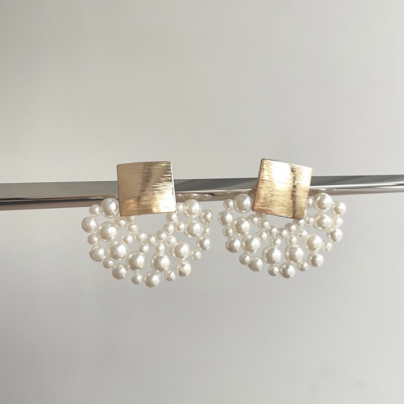 Korean Fashion Hollow-Out Faux Pearl Fan-Shaped Metal Brushed Texture Earrings French Retro Light Luxury Stud Earrings for Women Korean Fashion Hollow-Out Faux Pearl Fan-Shaped Metal Brushed Texture Earrings French Retro Light Luxury Stud Earrings for Women