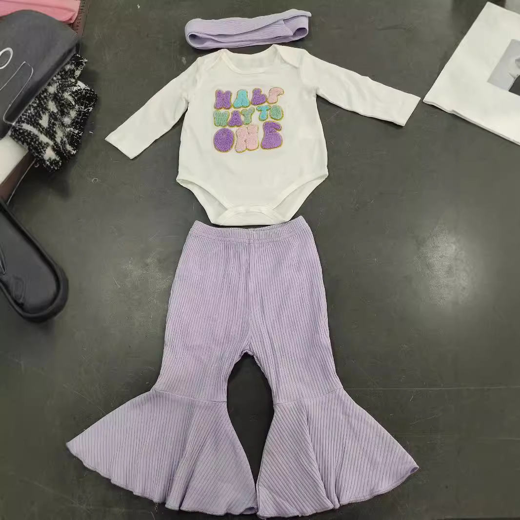 Vêtements pour enfants version coréenne serviette pour bébé lettre brodée Ha Yi printemps et automne pantalon long évasé ensemble deux pièces_voghion.com