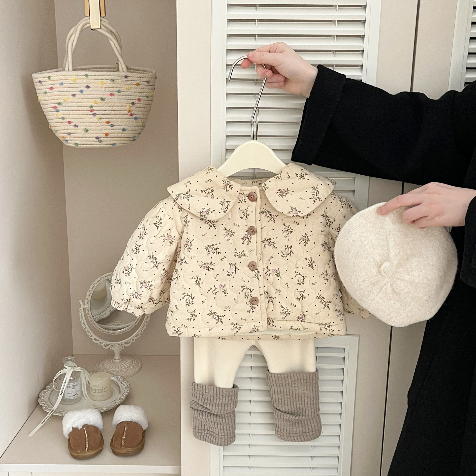 Ropa de algodón de invierno chaqueta de niñas con chaqueta de algodón de flor de terciopelo bebé con collar de encaje de manga larga cardigan cálido