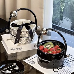 雰囲気いっぱいの陶磁器の手提げ果物かごの客間のお茶のお菓子は皿の大容量のキャンディドライフルーツを並べて果物かごを収納します。