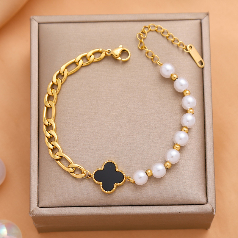 Brazalete de perlas de cuatro hojas transfronterizas de acero de titanio galvanizado al vacío para mujeres joyas de nicho exquisitas al por mayor venta caliente
