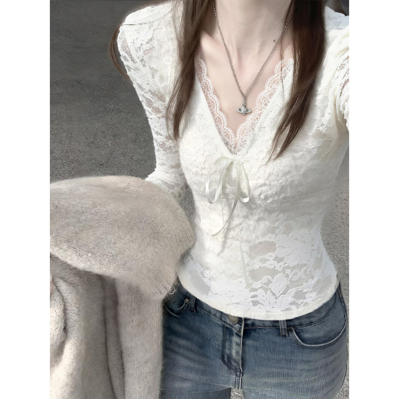 White V-neck slim-fit lace top, suitable for layering under fur, with a high-end feel, 2026 new V-neck top for early autumn White V-neck slim-fit lace top, suitable for layering under fur, with a high-end feel, 2026 new V-neck top for early autumn