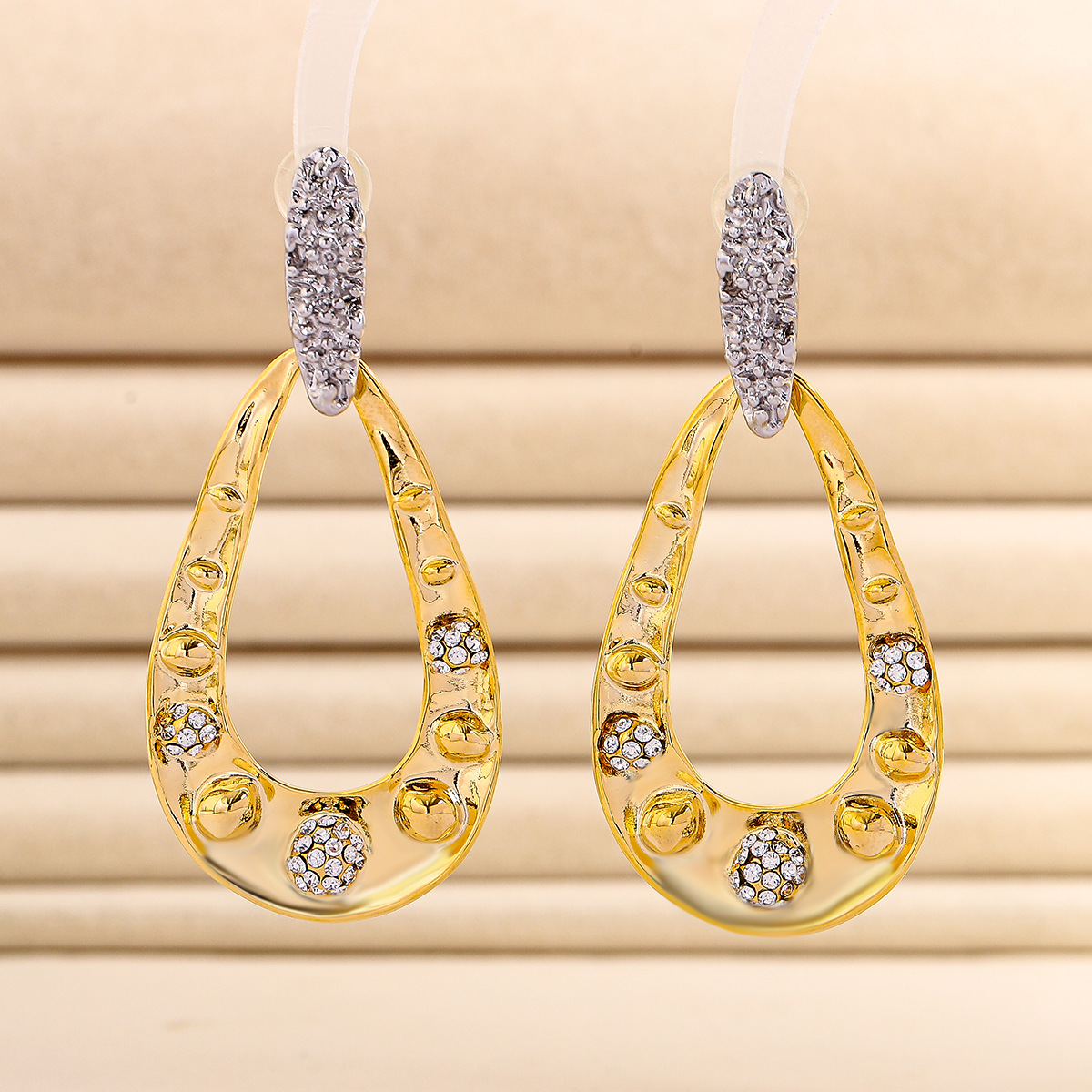 Elegant trend earrings drop-shaped