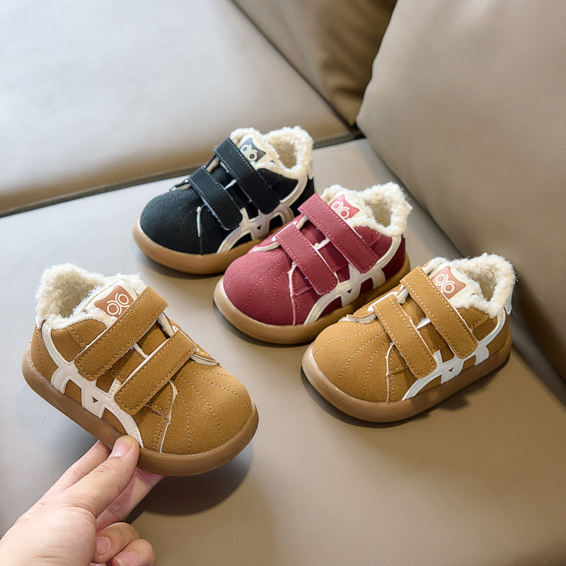 Zapatos de algodón para niños 2025 invierno coreano de piel esmerizada bebé de cordero y zapatos de skate de lana al por mayor