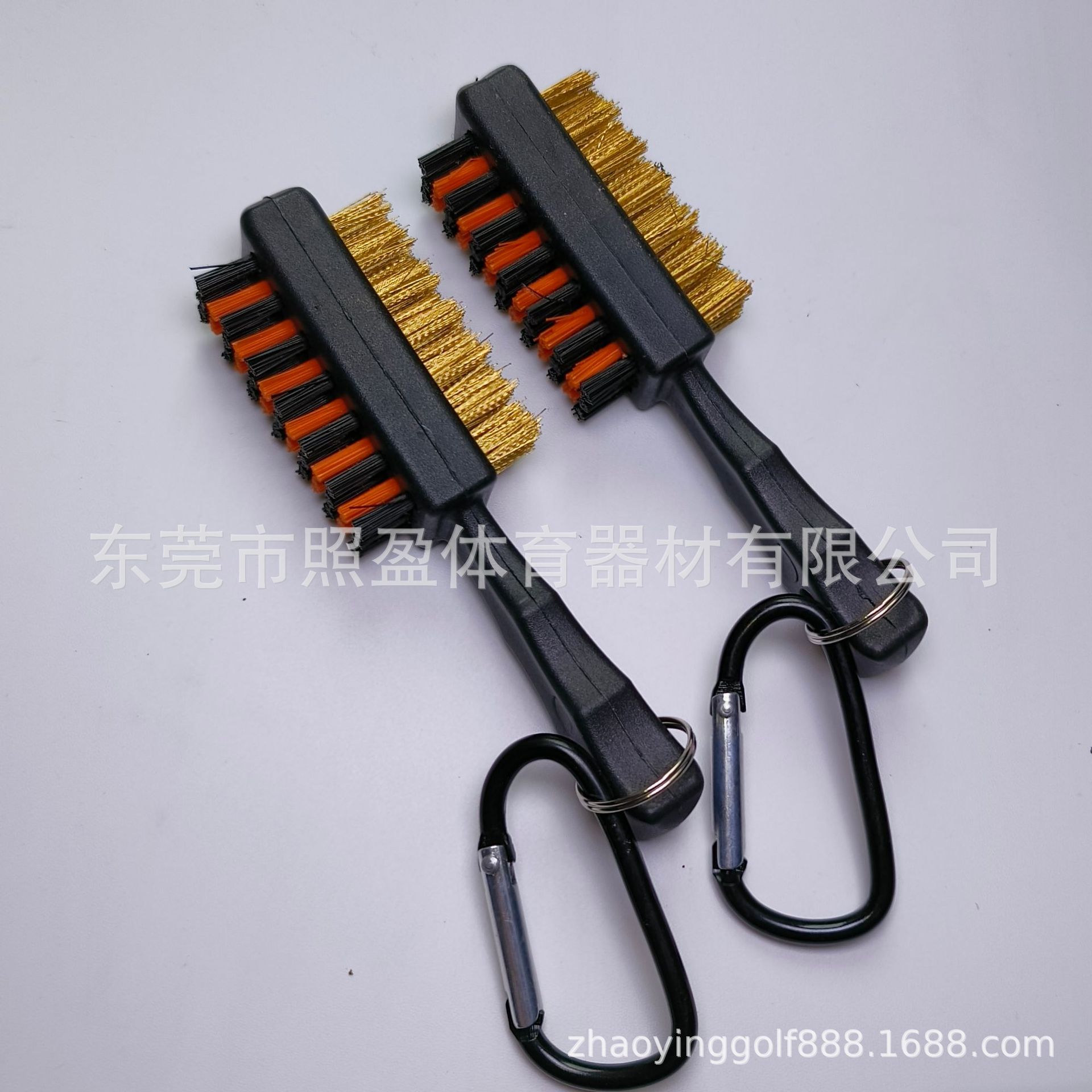 Los fabricantes producen palos de golf, cepillos de cabeza, cepillos de limpieza de golf, cepillos de doble cara, cepillos