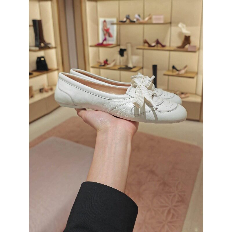 Giày búp bê nữ da cừu cổ thấp đế bằng buộc dây phong cách retro — Bạc, hàng có sẵn, Màu nude, hàng có sẵn, Màu trắng kem, hàng có sẵn