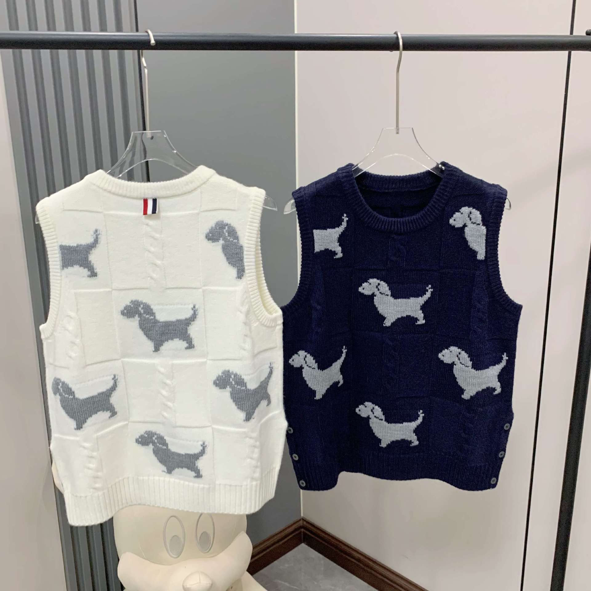 Autumn demi-season retro woolen sweater with a round collar