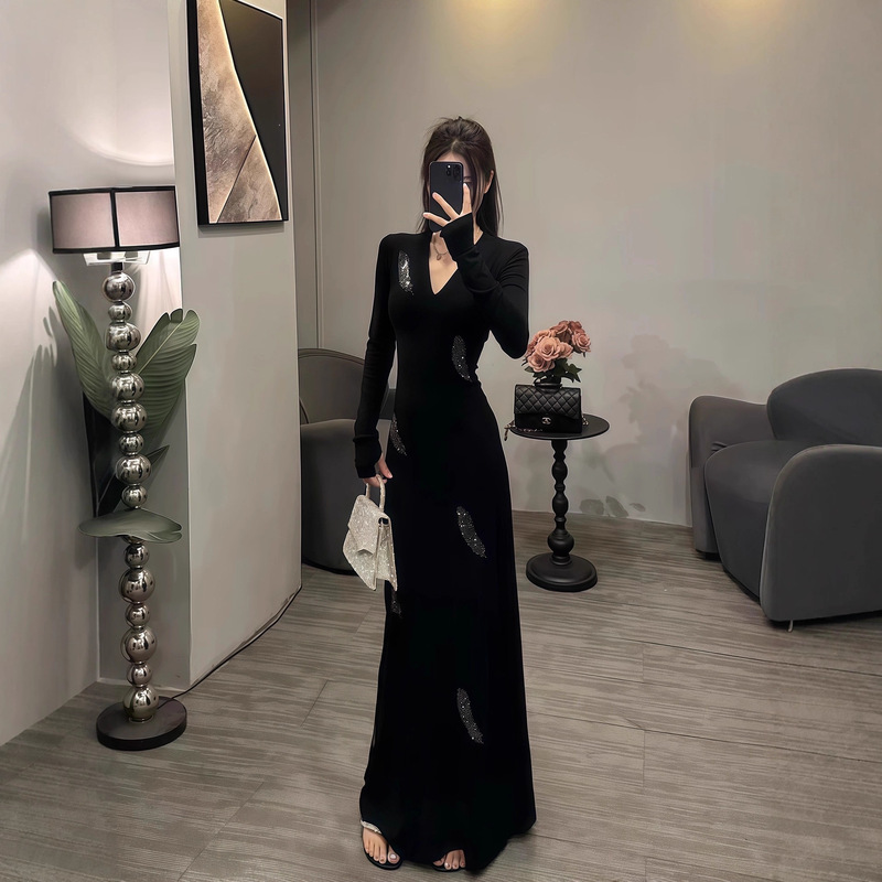 French High-End Hepburn Style Black V Neck Feather Long-Sleeved Dress for Women in Autumn and Winter Elegant Waist-Covering Hip Long Skirt