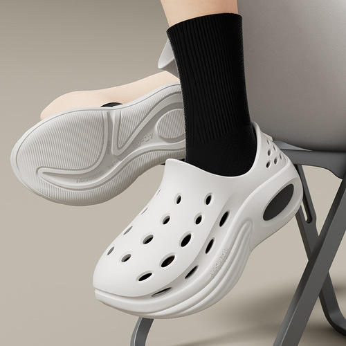 Holes shoes men's anti-slip summer 2025 new style poop feeling heightening beach shoes toe outdoor sandals men's wear 