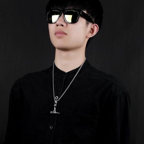  new stainless steel jewelry creative male and female singers holding microphone microphone necklace rock hip-hop necklace