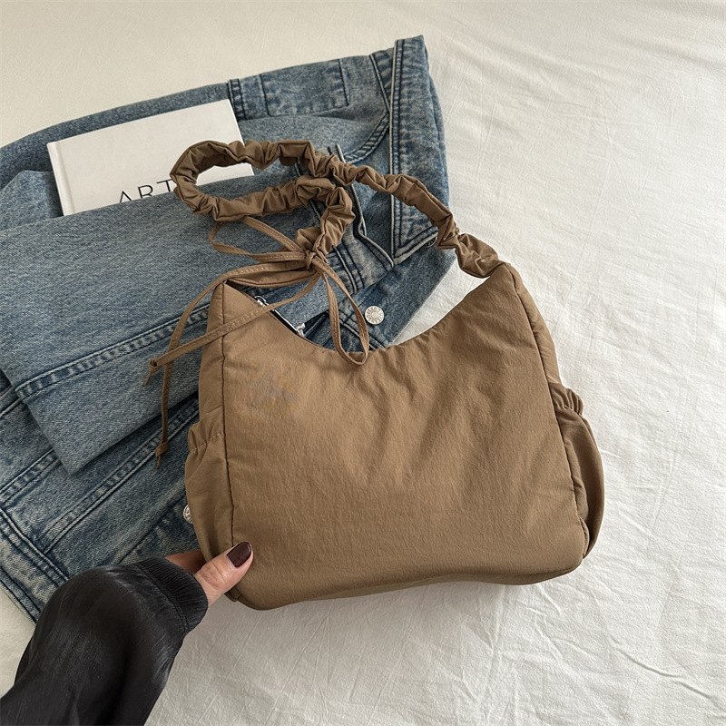 Bolso pequeño casual ligero y versátil para mujer 2024 nuevo bolso bandolera de tela de nailon super fuego plisado bolso de axila de un solo hombro