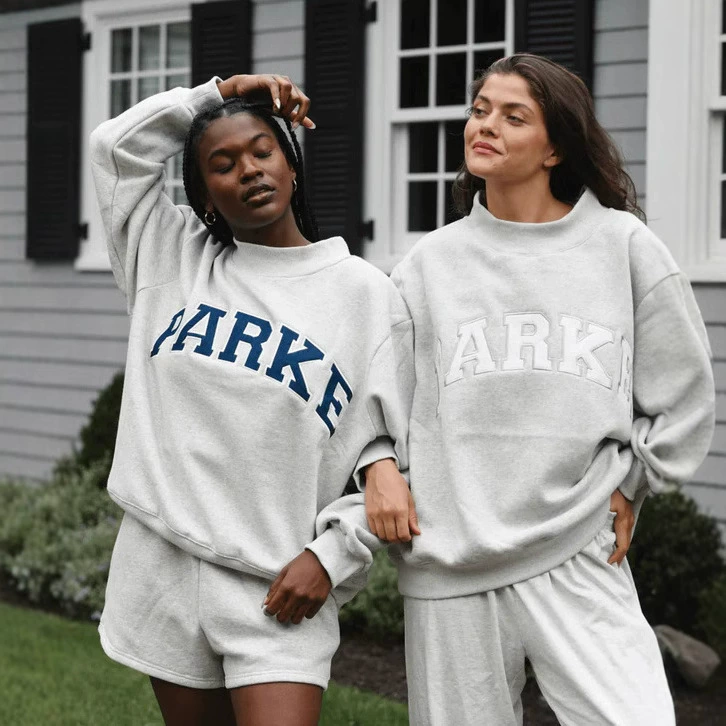 Независимая станция Амазонка с круглым вырезом свитера EXOTIC с буквенно-принтом на месте