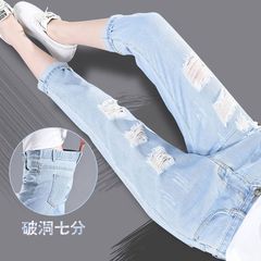 穴が開いているジーパンの女性は腰がゆったりしていて、やせています。