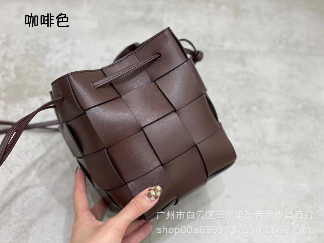 New Mini Woven Vegetable Basket Small Bucket Bag Shoulder Bag Messenger Bag Plaid Fashion Versatile Leather Handbag