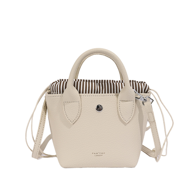 Este año, la popularidad de la bolsa de cubo de agua de litchi, la mujer de verano, el nuevo diseño de cuerda de tracción, la bolsa de viaje diaria, la bolsa de mochila universal.