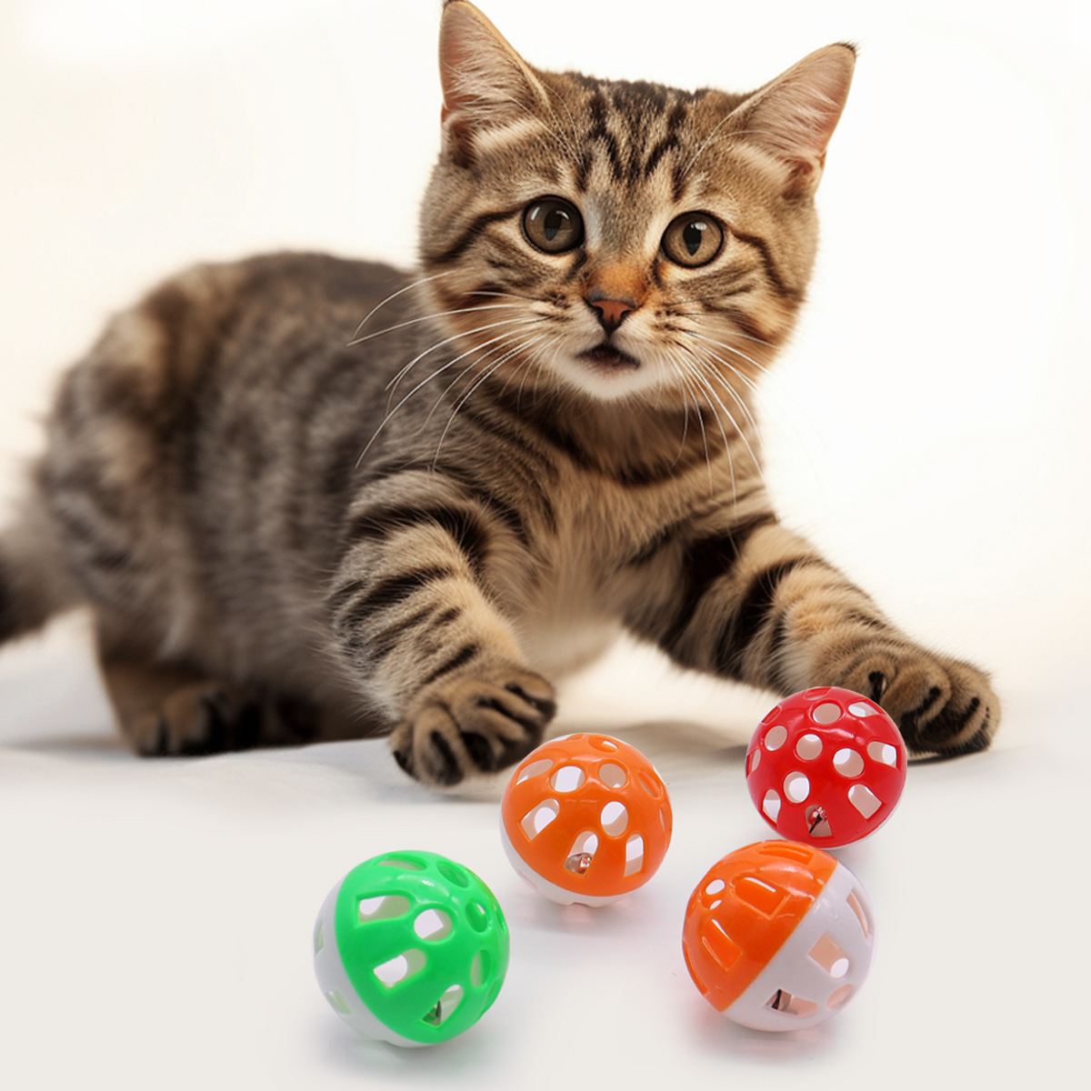 Juguetes para gatos domésticos para aliviar el aburrimiento Bola de campana hueca Juguetes para gatos con sonido Productos para mascotas Auto-Hi Bola de juguetes para gatos al por mayor