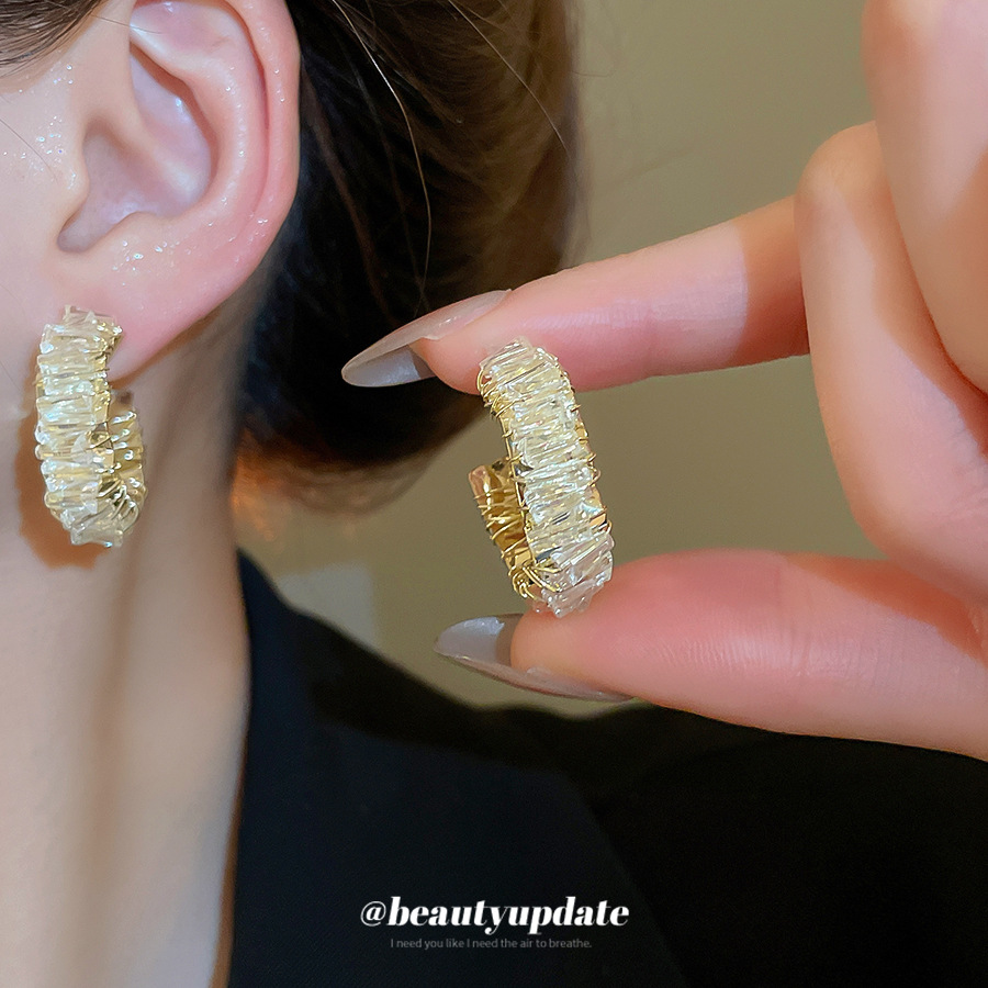 Pendientes en forma de C enrollados de metal con aguja de plata Pendientes de temperamento retro europeo y americano Pendientes de lujo ligero de alta gama mujeres