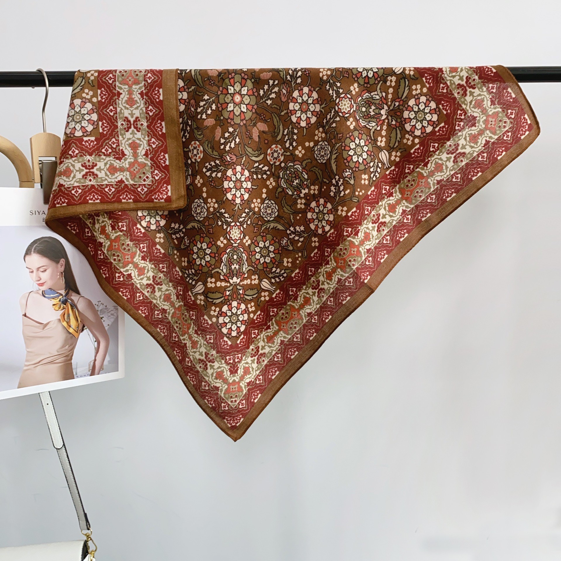 Bufanda de seda con estampado retro americano, moda salvaje 68 bufanda cuadrada pequeña, traje de primavera y verano para mujer, bufanda pequeña, pañuelo en la cabeza