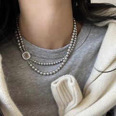 高級感のあるマザーオブパールのバックル、明るいシルバーグレーのパール二連ネックレス、軽くて豪華なニッチデザインの女性用セーターチェーン