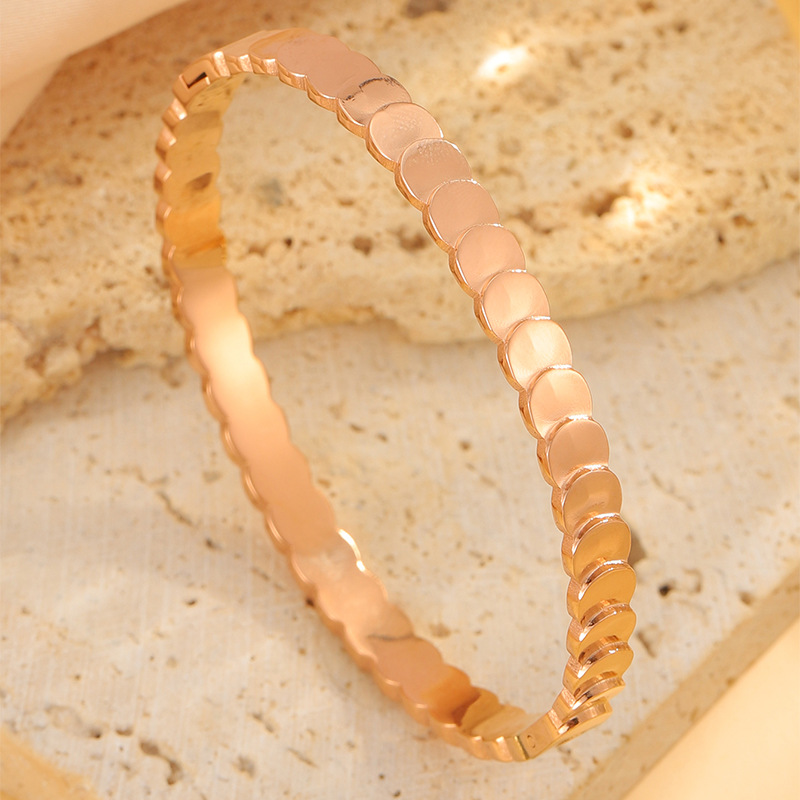 Brazalete de acero de titanio de moda transfronteriza para niñas de alto nivel de sensación de círculo moneda ligera pulsera de lujo pulsera de pop europea y americana