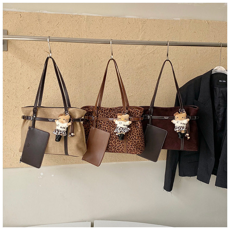 Túi tote cỡ lớn dáng shopping đeo vai kẹp nách — Báo in không có mặt dây chuyền, Màu cà phê Không có mặt dây chuyền, Màu lạc đà Không có mặt dây chuyền, Con báo có mặt dây chuyền chi tiết 2