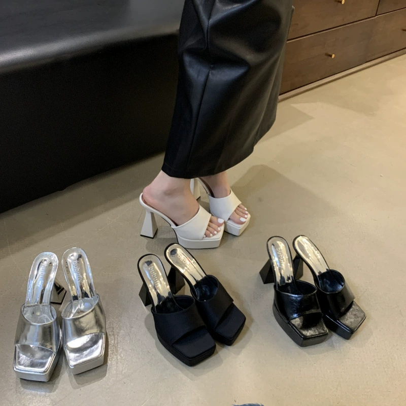 Носить холодные тапочки на высоком каблуке на улице 2025 новый толстый каблан с водонепроницаемым дном