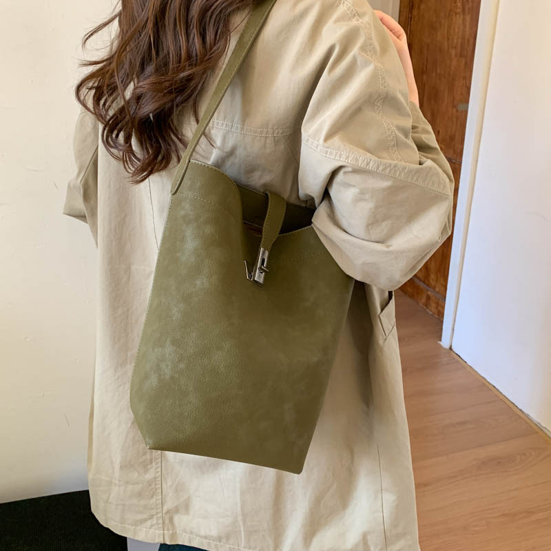 Coreano relajado sensación de gamuz veludo bolso de cubo 2025, otoño y invierno nuevo hombro brazo bolso de viaje de gran capacidad bolso de mujer