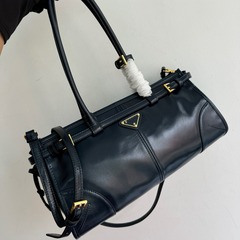 Pラダさんの金属ロゴの小さいサイズのオイルワックスの牛革の肩の斜めのショルダーバッグの手提げの特包の写真は実写です。