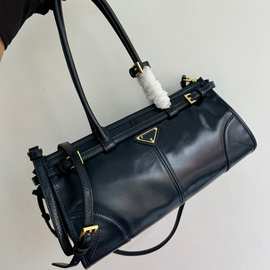 P拉达女士金属徽标小号油蜡牛皮单肩斜挎包手提托特包图片实拍