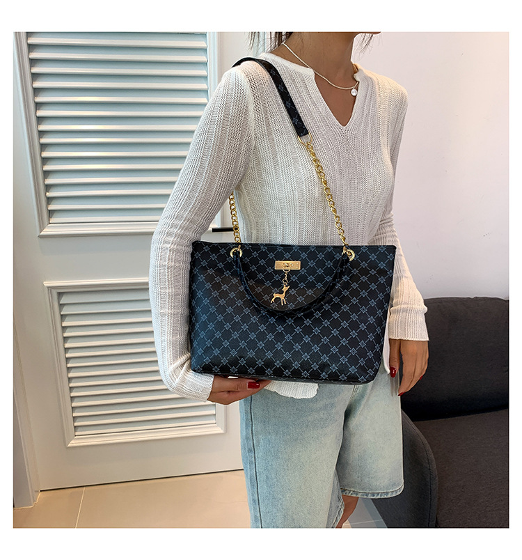 2024 New Large Capacity Bag Women's Bag Fashion Commuting Retro Chain Handheld Shoulder Bag Printed Tote Bag_voghion.com