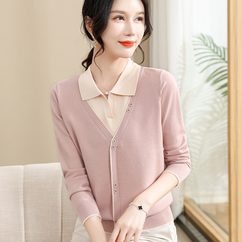 お母さんの秋の服の洋風の偽の上着のニットの底のシャツの中で年配の女性の春秋は長袖のプルオーバーのセーターをめくります。|undefined