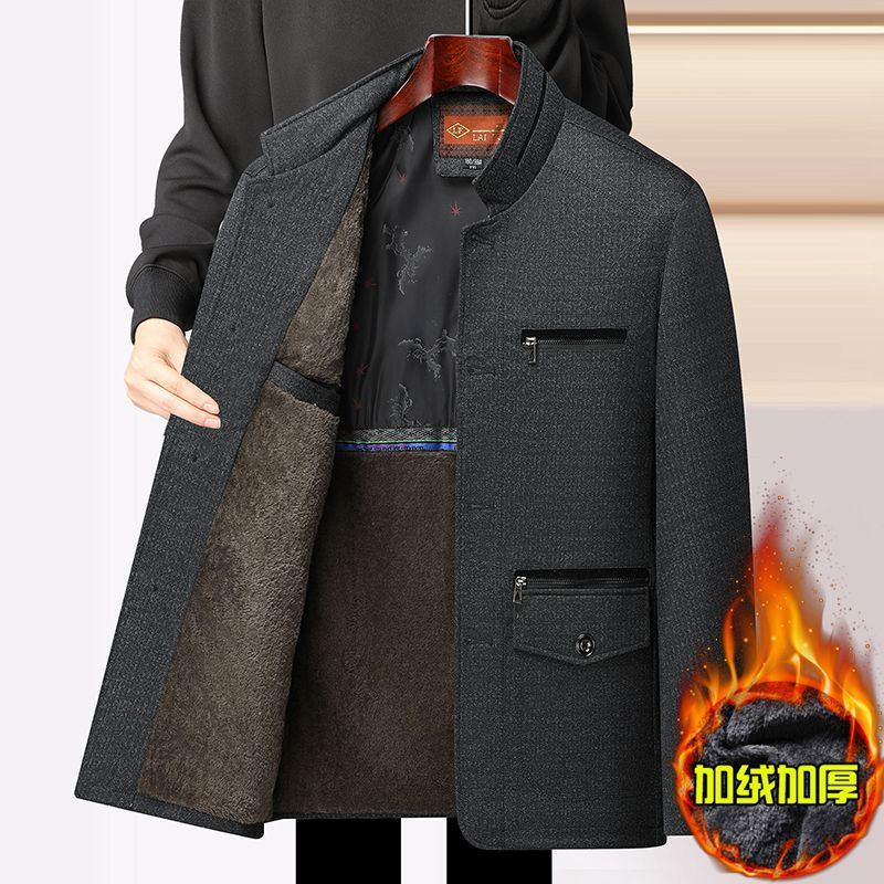 秋冬の中高年のメンズとベルベットのコートのお父さんはビジネス服の中年の男性の厚いジャケットの上着を襟を返します。