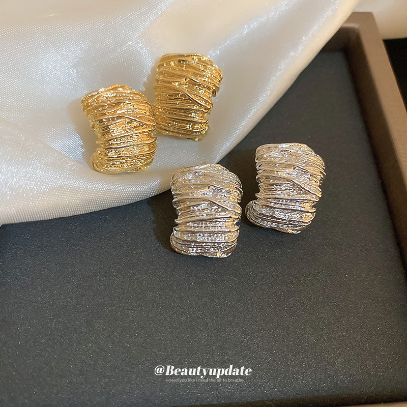 Aguja de plata metal plisado pendientes curvos estilo frío diseño personalizado pendientes nicho simple todo fósforo pendientes al por mayor