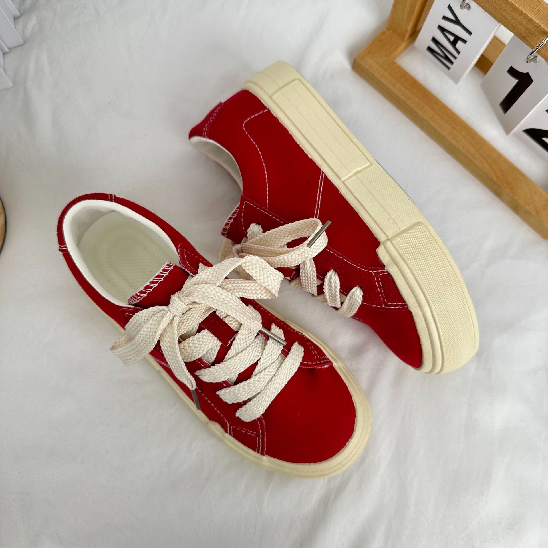 Yuanbo 2024 nuevos zapatos chinos de tabla roja de mujer baja parte transpirable coreana zapatos de lona casuales zapatos de mujer de estilo de Hong Kong