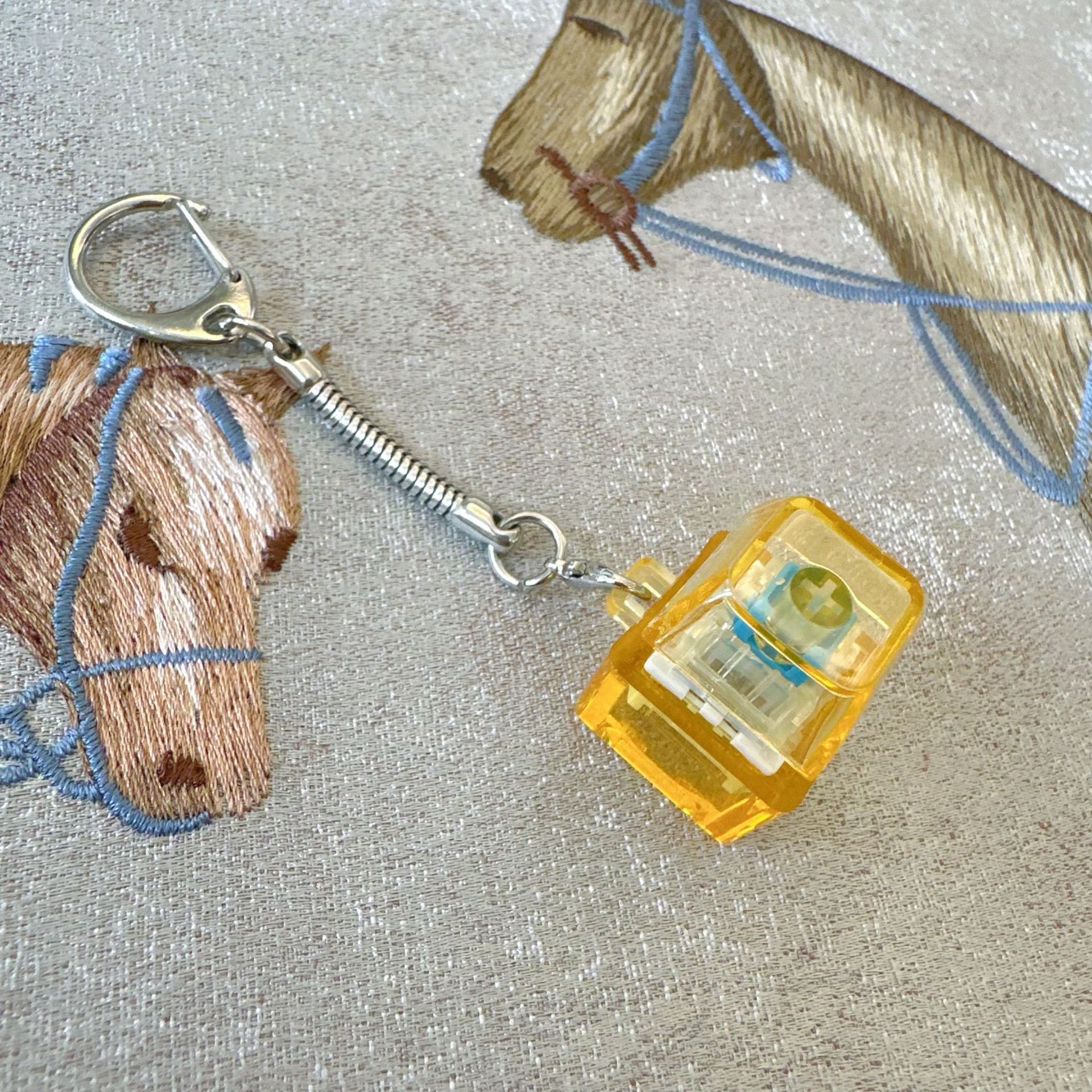 Pc single button-orange transparent-snake bone chain