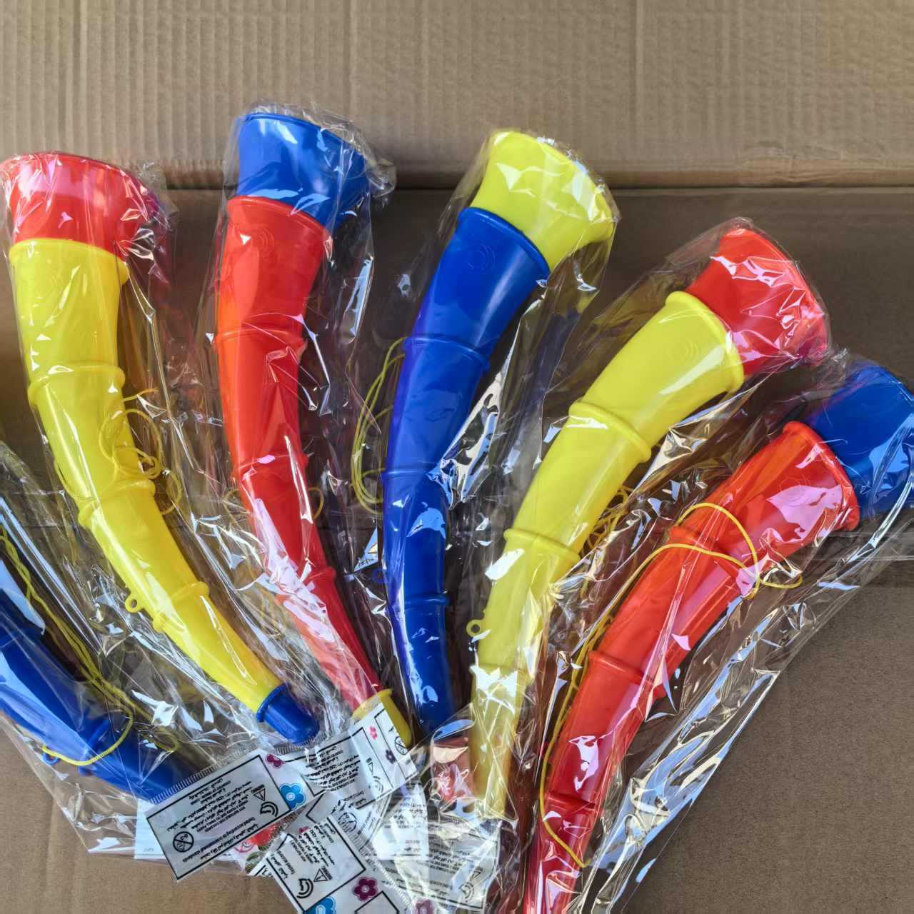Nuevo cuerno de toro bocina bocina de animador juguetes para niños instrumentos musicales de plástico juego de rompecabezas silbido fuerte