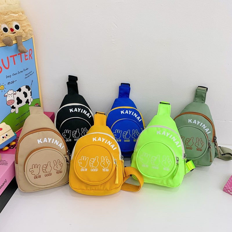 Bolso de pecho para niños y niñas de deportes de ocio, letras de estilo occidental, lindo monedero de bebé de palma pequeña 2025 nuevo bolso para niños