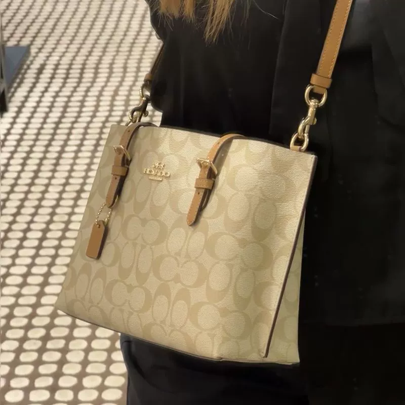 Capacious fashionable universal one-shoulder bag